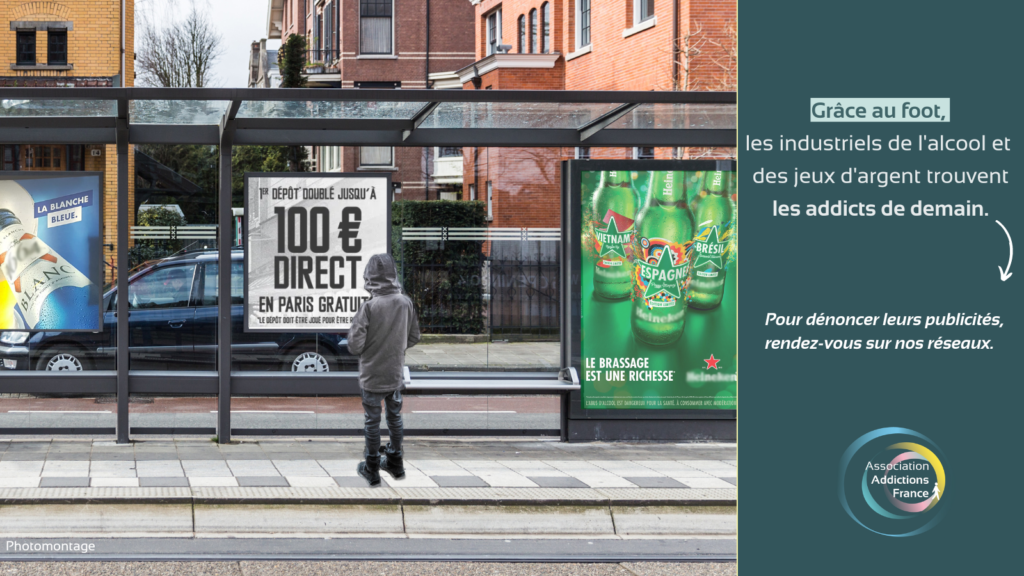 Photographie enfant devant des pubs